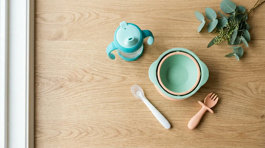Ustensiles de repas bébé : bol ventouse, cuillères silicone et gobelet d'apprentissage